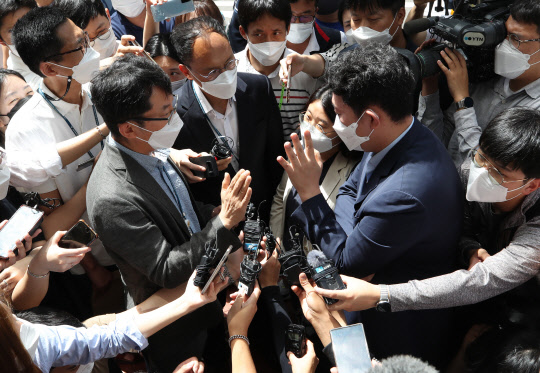 서울경찰청 7·3 불법시위 수사본부 관계자(왼쪽)가 18일 서울 중구 정동 민주노총에서 양경수 위원장에 대한 영장집행을 시도, 이를 막아서는 민주노총 관계자와 이야기를 나누고 있다. 연합뉴스